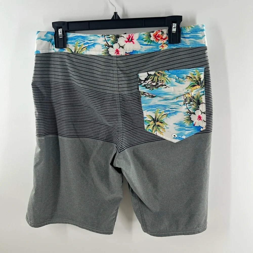 BillaBong Men's Gray Stripe Boardshorts with Tropical Waistband‎ Size 32